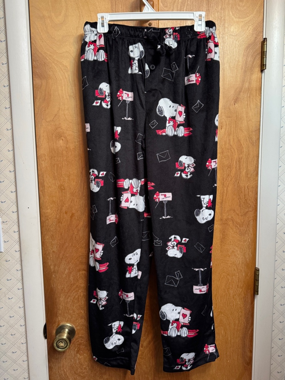 Peanuts Black & White Snoopy Valentines Pajama Pants